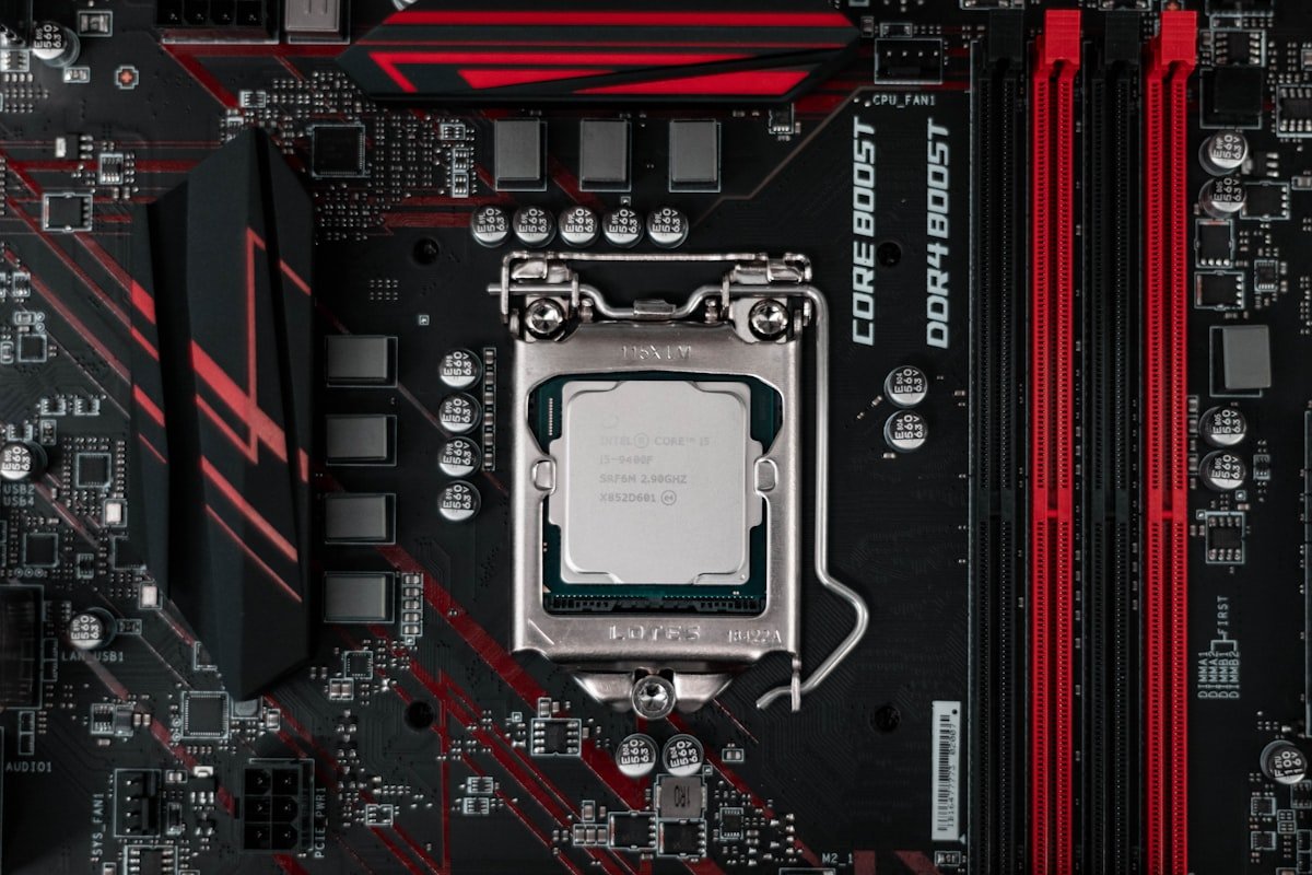Chip de CPU gris instalado en el centro de una placa base negra