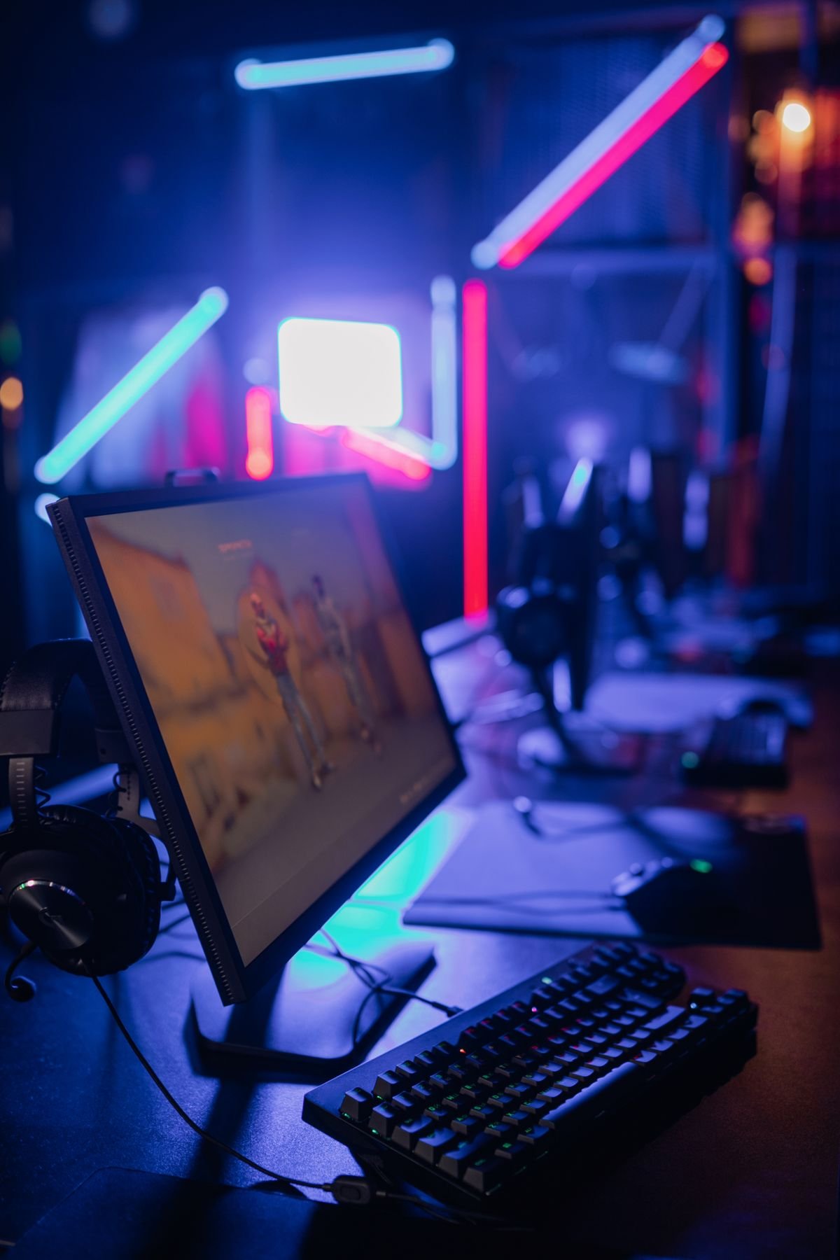 Setup gaming con monitor, teclado y ratón iluminados en RGB