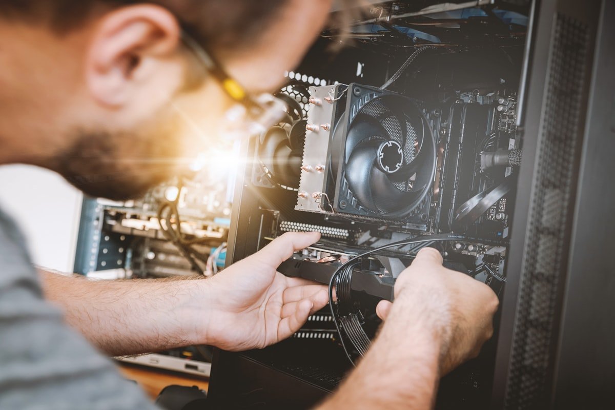 Marcos Ferrer, autor de BenchLabPC, instalando una tarjeta gráfica en un PC