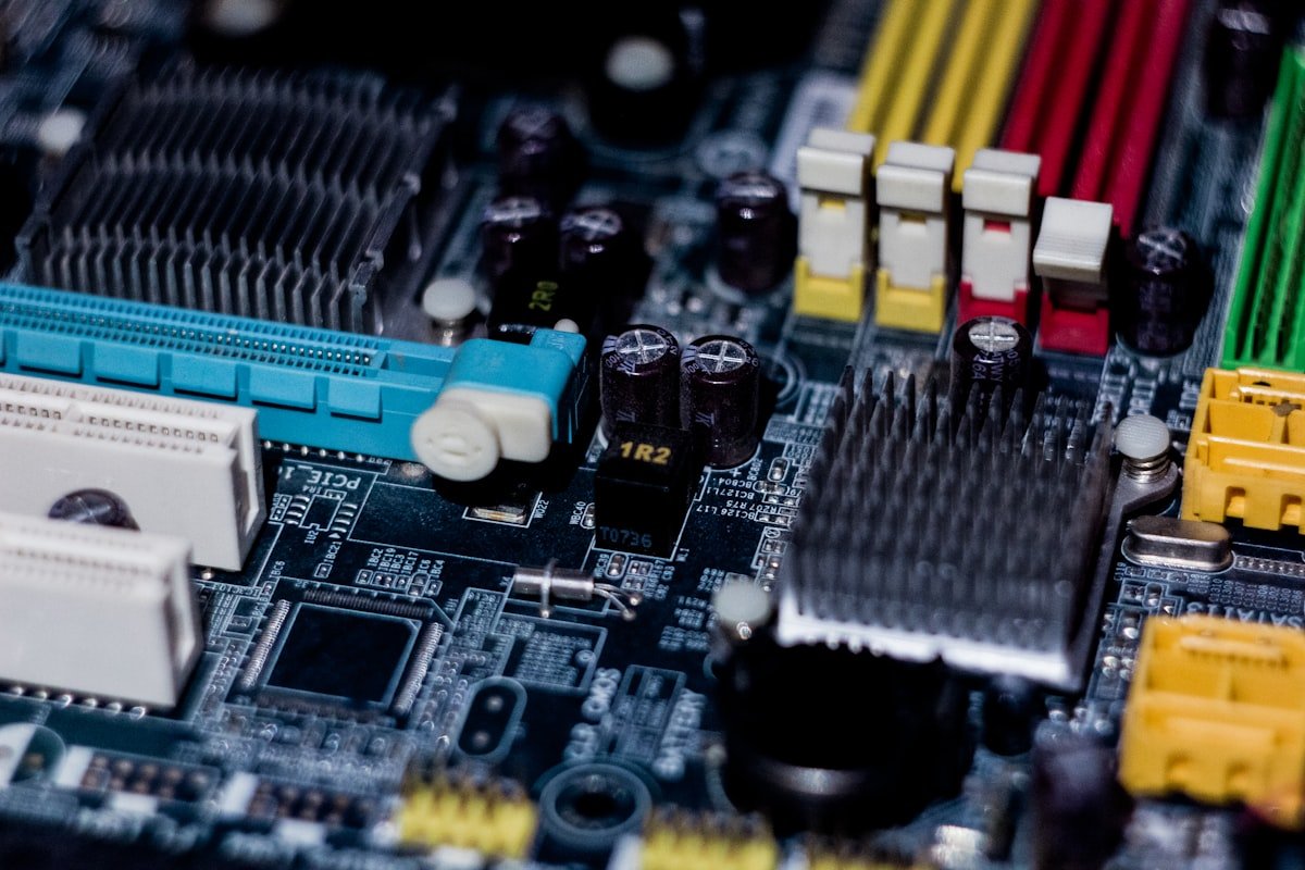 Primer plano de una placa base con cables y conectores