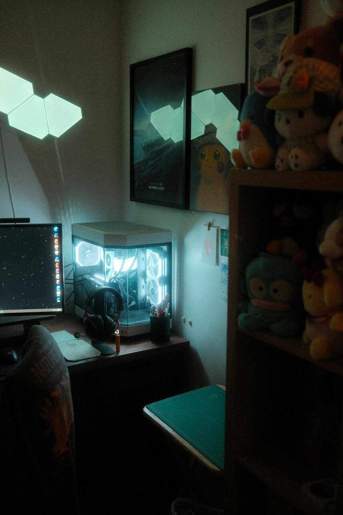 Ordenador gaming con iluminación interna brillante sobre un escritorio