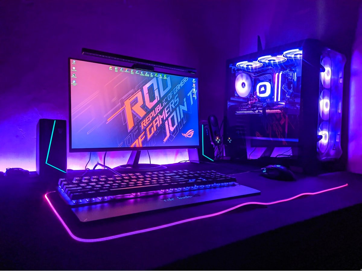 Ordenador gaming con monitor, teclado y torre con iluminación morada