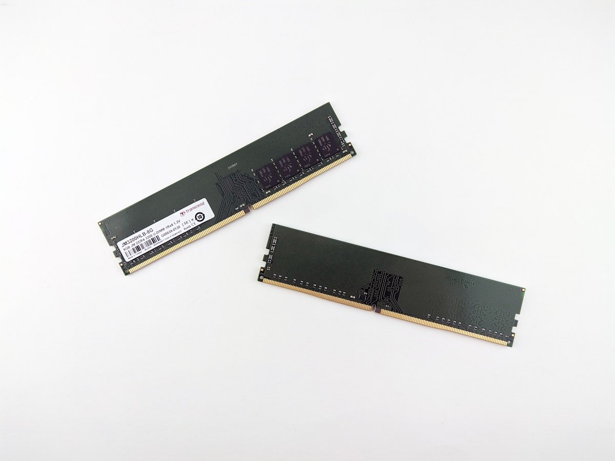 Módulos de memoria RAM sobre una mesa