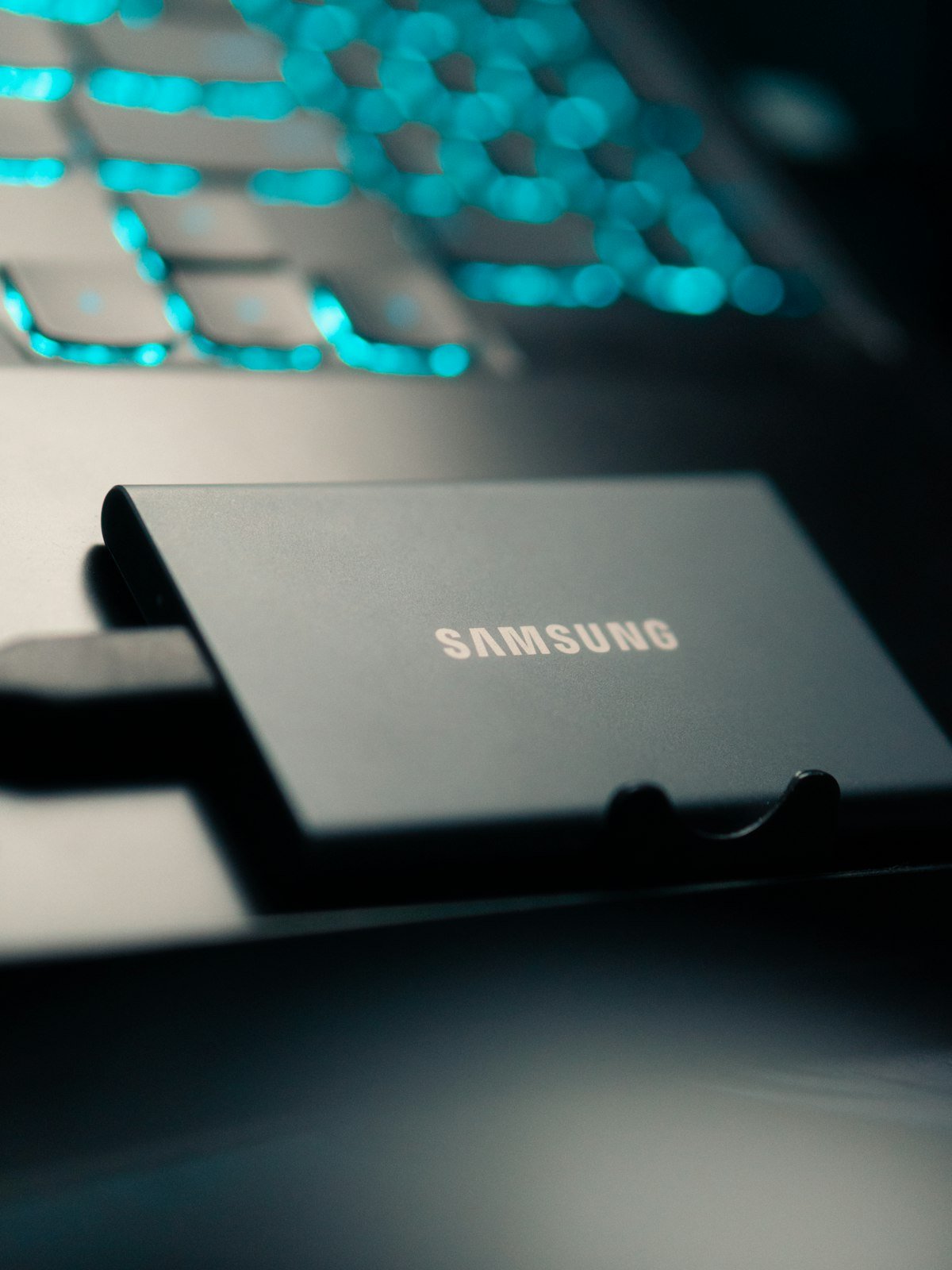 Unidad SSD junto a un teclado retroiluminado