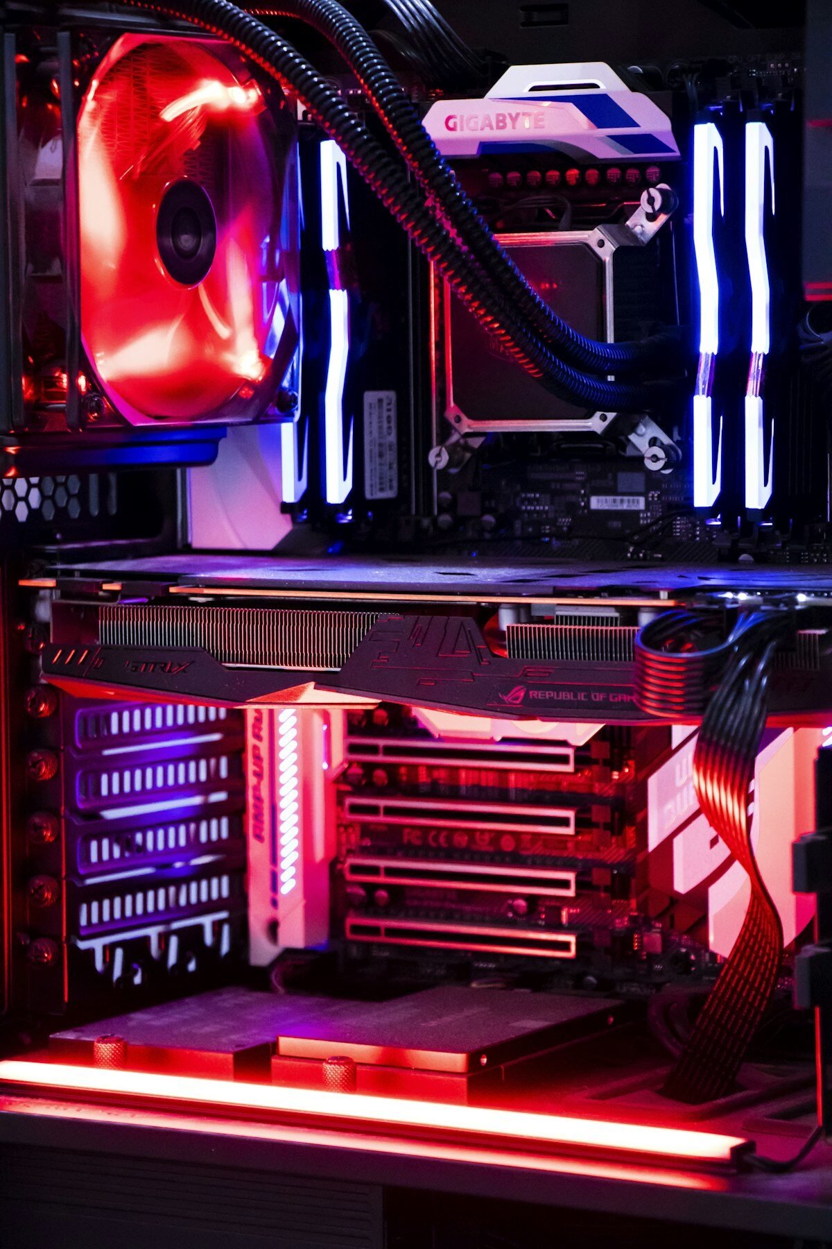 Torre de PC gaming roja y negra